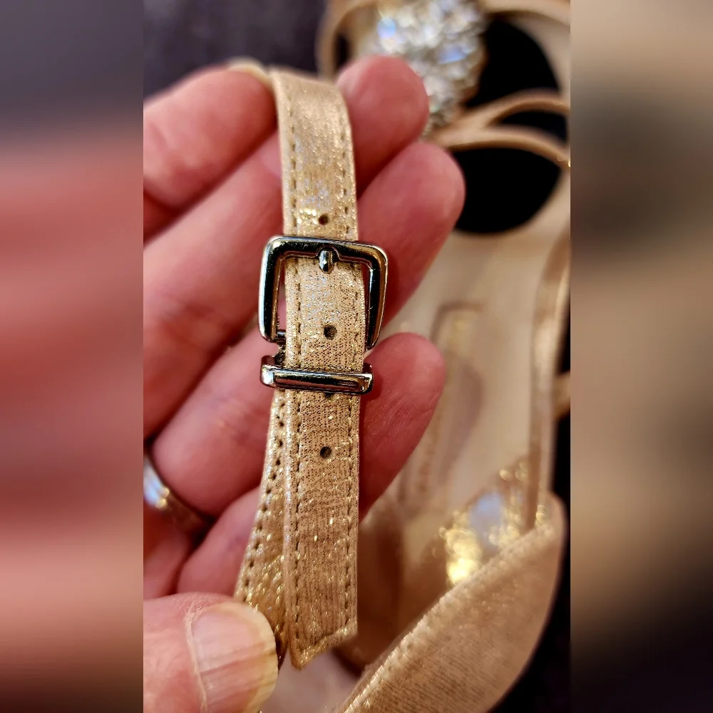 Antonio Melani Gold sandals women's sz 8 - Picture 9 of 15